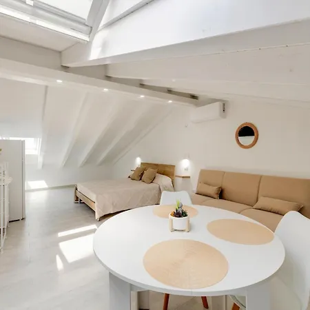Brand New Attic Apartment, Air Conditioned Apartamento