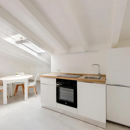Brand New Attic Apartment, Air Conditioned Apartamento *