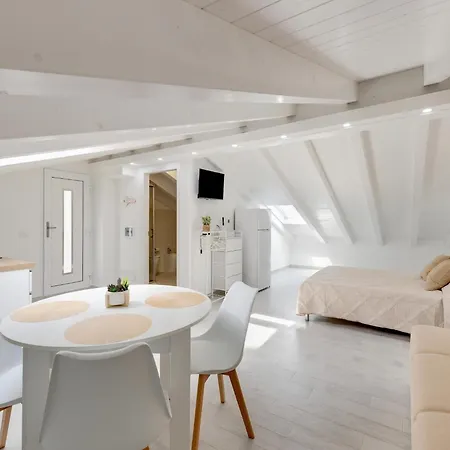 Apartamento Brand New Attic Apartment, Air Conditioned *