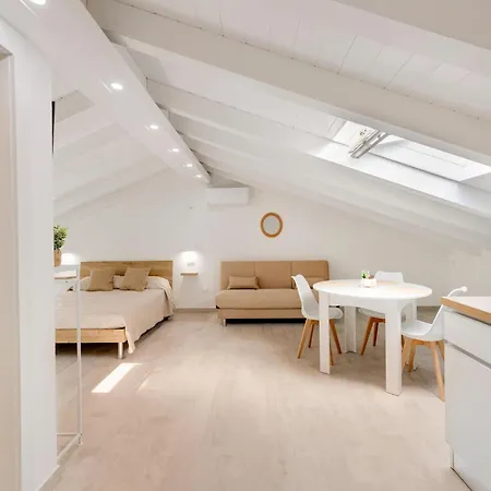 Brand New Attic Apartment, Air Conditioned Apartamento *