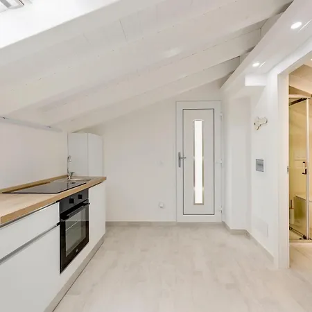 Διαμέρισμα Brand New Attic Apartment, Air Conditioned