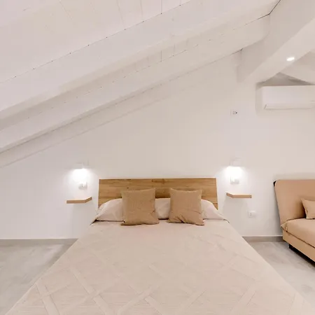 Apartamento Brand New Attic Apartment, Air Conditioned *