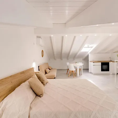 Apartamento Brand New Attic Apartment, Air Conditioned