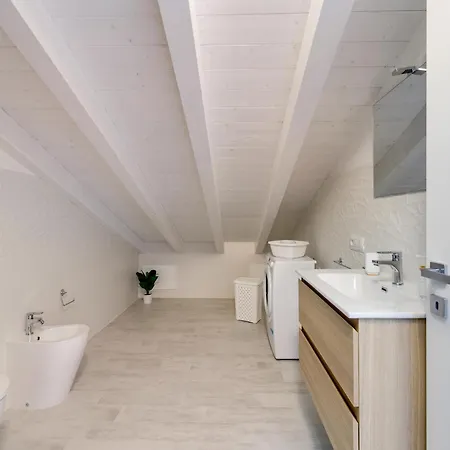 Brand New Attic Apartment, Air Conditioned Apartamento