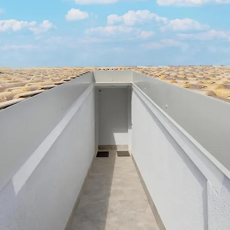 Brand New Attic Apartment, Air Conditioned Daire